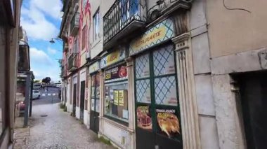 Lizbon tramvayı. Pencereden 28 pov atışı. Dar kaldırımlı yollar.