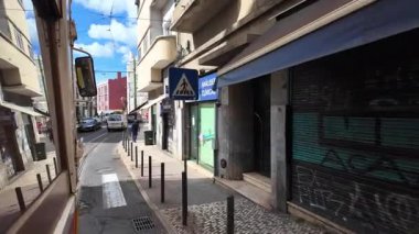 28 Lizbon tramvayı büyüleyici caddelerden geçiyor, Portekiz 'in ünlü turizm ve seyahat ulaşımı