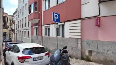 Lizbon tarihi bölgesinde 28 numaralı tramvayın penceresinden dışarı bakmak, dar sokak manzarası, Avrupa tatil kavramı