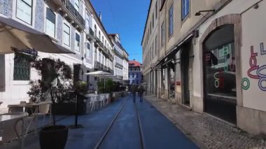 Lizbon Portekiz sokağı eski Avrupa caddesinde yürüyor
