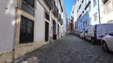 Klasik Lizbon sokak yürüyüşü POV Eski Portekiz sokak manzarası