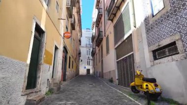 POV Lizbon seyahati dar Portekiz caddesinde yürüyor