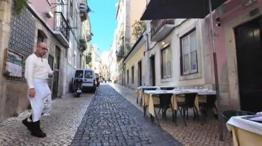 Lizbon 'un dar sokaklarındaki POV turizm deneyimini keşfedin