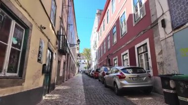 POV gezintisi Lizbon sokağı Portekiz eski binalar Avrupa gezisi