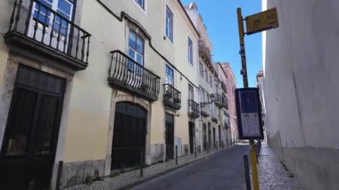 POV seyahati Lizbon Portekiz 'de küçük bir sokak kenti