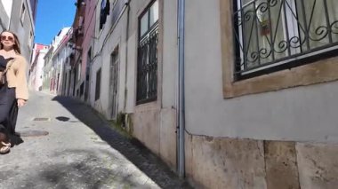 Portekiz Lizbon sokağı POV yürüyüşü klasik cazibeyle