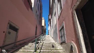 Portekiz Lizbon sokağı kaldırımlı eski binalarda yürüyor