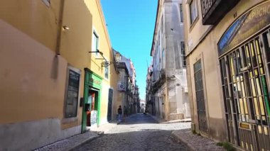 Portekiz Lizbon eski sokak yürüyüşü POV Avrupa kültür gezisi