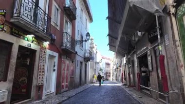 Lizbon tarzı küçük bir sokakta yürür Portekiz 'in eski kasabasında
