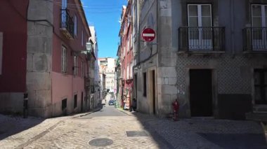 Lizbon 'da eski bir Portekiz sokak yürüyüşü Avrupa şehir içi POV' de