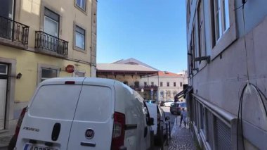 Birinci şahıs sokak görüntüsü Lizbon Portekiz kaldırımlı yolu