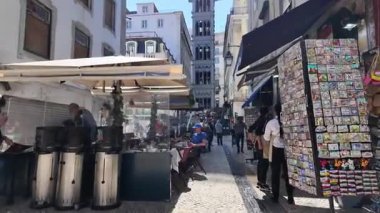 Lizbon yürüyüşü POV videosu Avrupa Portekiz klasik sokak sahnesi