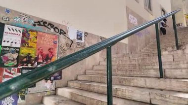 Lizbon sokaklarında yürüyen ilk kişi.