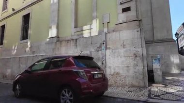 Portekiz Lizbon klasik Avrupa caddesinde ilk yürüyen kişi