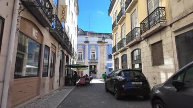 Lizbon 'da dolaşırken Portekiz dar sokaklarında Avrupa' da