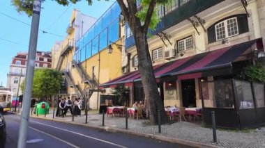 Lizbon yürüyüşü POV antik Portekiz sokaklarında dolaşır