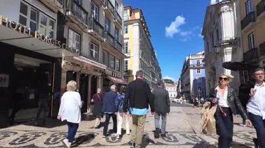 POV eski Lizbon sokağı Avrupa 'nın tarihi yollarında geziniyor
