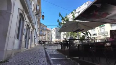 Lizbon Portekiz yürüyüş videosu küçük cadde eski binaları gündüz vakti