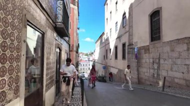 Portekiz Lizbon 'un eski şehir POV' u Avrupa seyahati için dar bir sokakta yürüyor