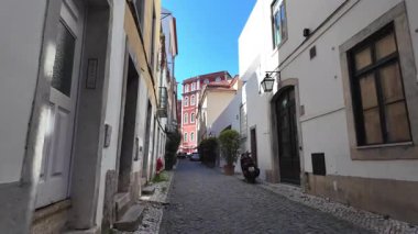 Lizbon 'un eski kaldırımlı caddesi POV Avrupa kentsel turizm atmosferi