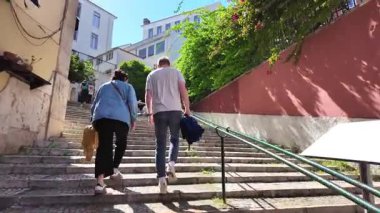 Lizbon 'da seyahat konsepti için Portekiz şehir manzarasında yürürken dar bir sokak görüldü