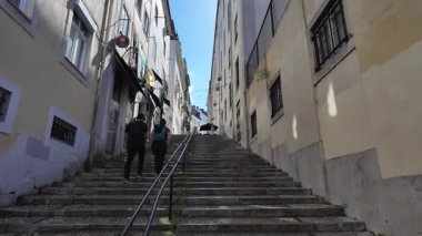 Lizbon 'da eski dar bir sokakta yürüyorum. Avrupa tarihi seyahat sahnesi.