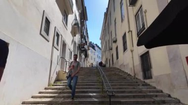 Lizbon sokaklarında Avrupa 'nın klasik binalarıyla gezen ilk kişi.