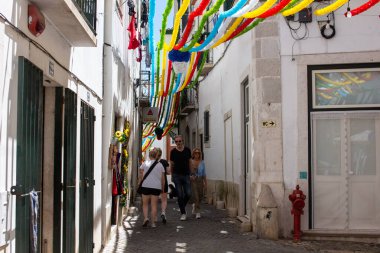 Lizbon, Portekiz 'de renkli bir sokak sahnesi