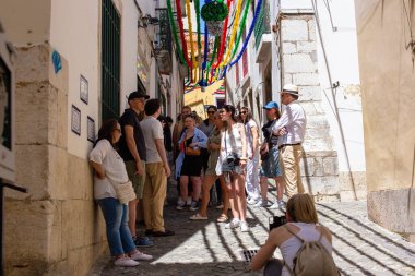 Bir grup turist Lizbon, Portekiz 'de dar bir geçidi keşfe çıktılar..