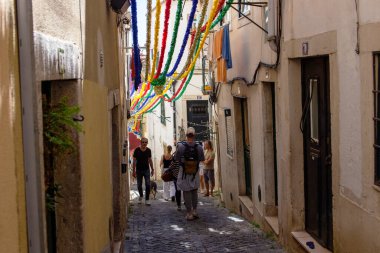 Lizbon, Portekiz 'de renkli dekorasyonlu canlı bir sokak sahnesi..