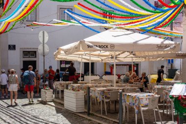 Avrupa 'da renkli dekorasyonlu bir açık hava kafe..