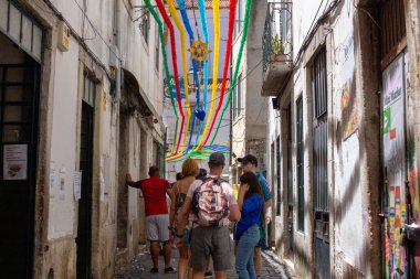 Lizbon, Portekiz 'de renkli dekorlarla süslenmiş canlı bir sokak sahnesi..