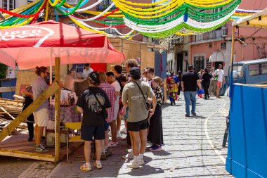 İnsanlarla dolu hareketli bir sokak sahnesi ve canlı dekorasyonlar..