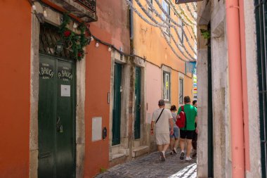 Lizbon 'da canlı bir ara sokak, Portekiz renkli binalar ve insanlar