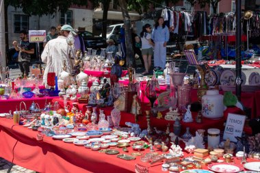 Çeşitli Antikalar ve Koleksiyonlarla Dolu Bit Pazarı Sahnesi