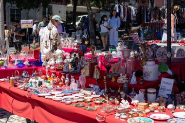 Çeşitli antika ve antika ürünlerin sergilendiği hareketli bir bit pazarı.