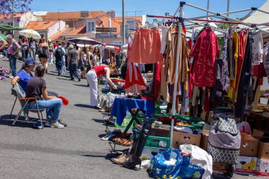 Giyim ve Alışverişçiler ile Meşgul Sokak Market Sahnesi