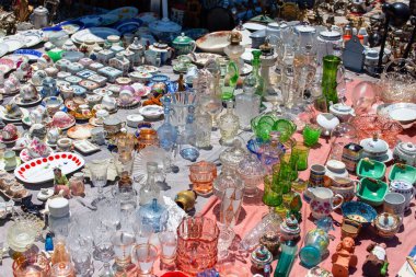 Bit pazarında canlı bir Vintage Glassware ve Seramik gösterisi