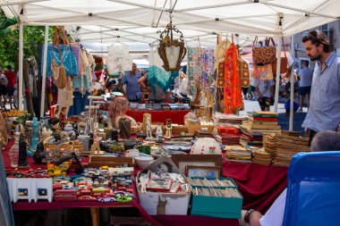 Çeşitli Vintage Ögeleriyle Bit Pazarı