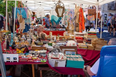 Ürpertici bir bit pazarı, antika ve antikalar sergiliyor.