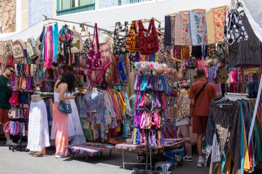 Canlı Pazar Stall Kıyafetler, Eşarplar ve Aksesuarlar