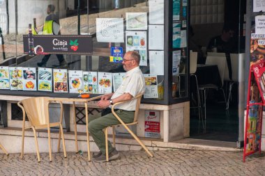 Portekiz 'de bir kafede içki içen bir adam.