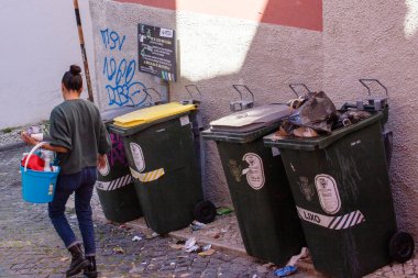 Lizbon 'da Yürüyen Çöp Kutuları