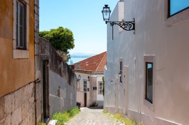 Lizbon, Portekiz 'de güneşli bir günde büyüleyici bir kaldırım taşı geçidi..