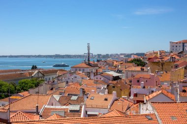 Güneşli bir günde Lizbon 'un çatılarının ve Tagus Nehri' nin manzarası