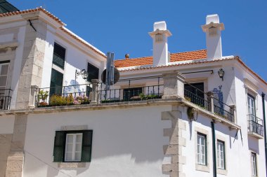 Güneşli bir günde balkonlu güzel beyaz bir bina.