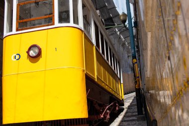 Lizbon 'da Dar bir Cadde' de Canlı Sarı Tramvay