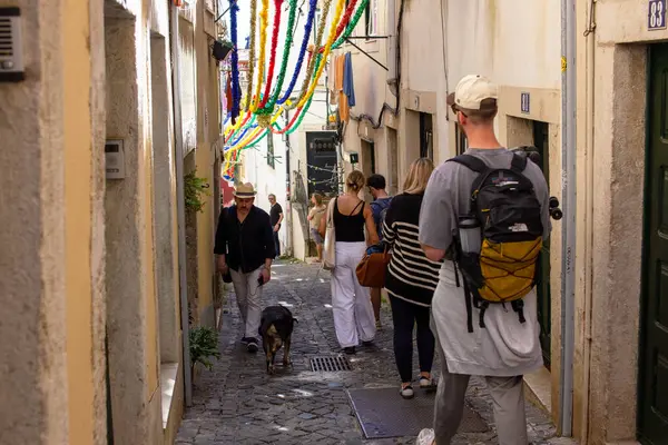 Lizbon, Portekiz 'de Renkli bir Sokakta Yürüyen İnsanlar