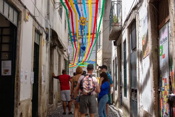 Lizbon, Portekiz 'de renkli dekorlarla süslenmiş canlı bir sokak sahnesi..
