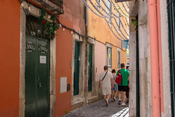 Lizbon 'da canlı bir ara sokak, Portekiz renkli binalar ve insanlar